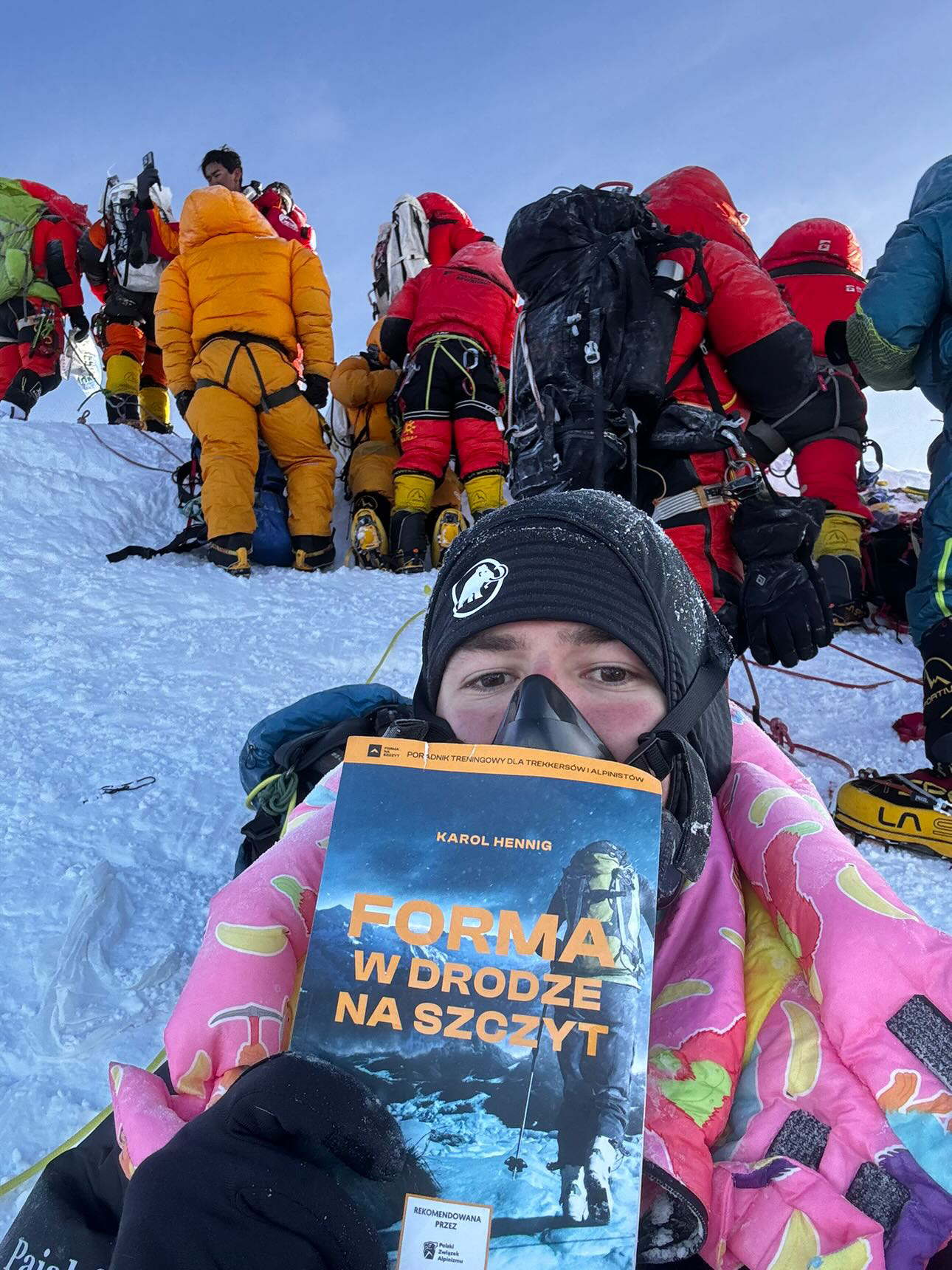 Jakub Patecki na Mount Everest z książką Forma na Szczyt
